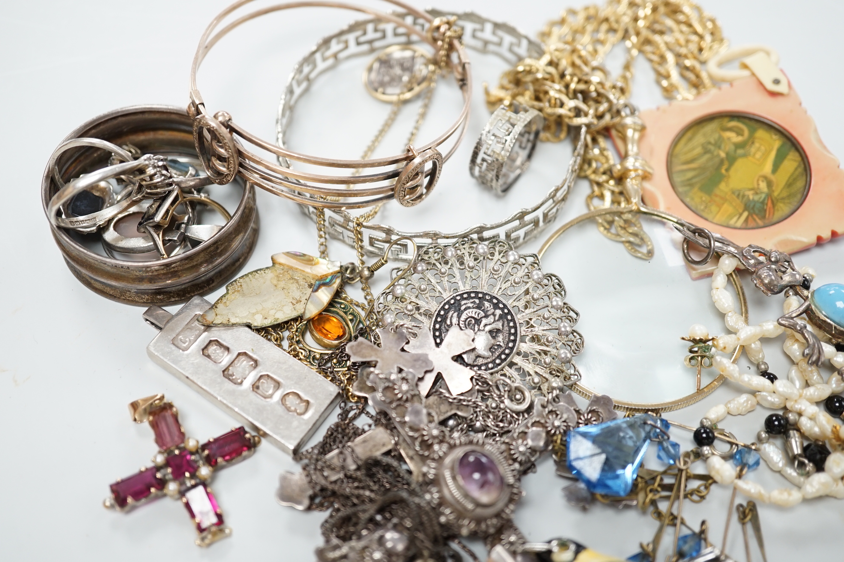 Assorted jewellery including silver and costume.